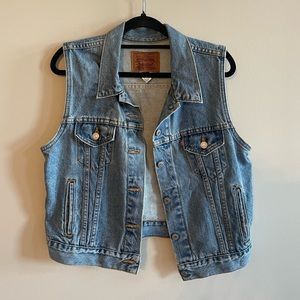 Women’s size M Levi’s Jean Vest! ✨VINTAGE / GENUINE DENIM✨